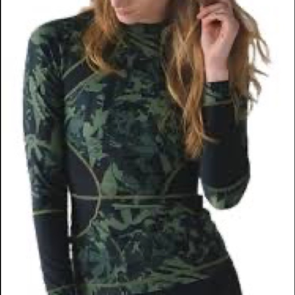 Lululemon athletica Suns out camouflage print rash guard, swimwear, surf, NWT 2